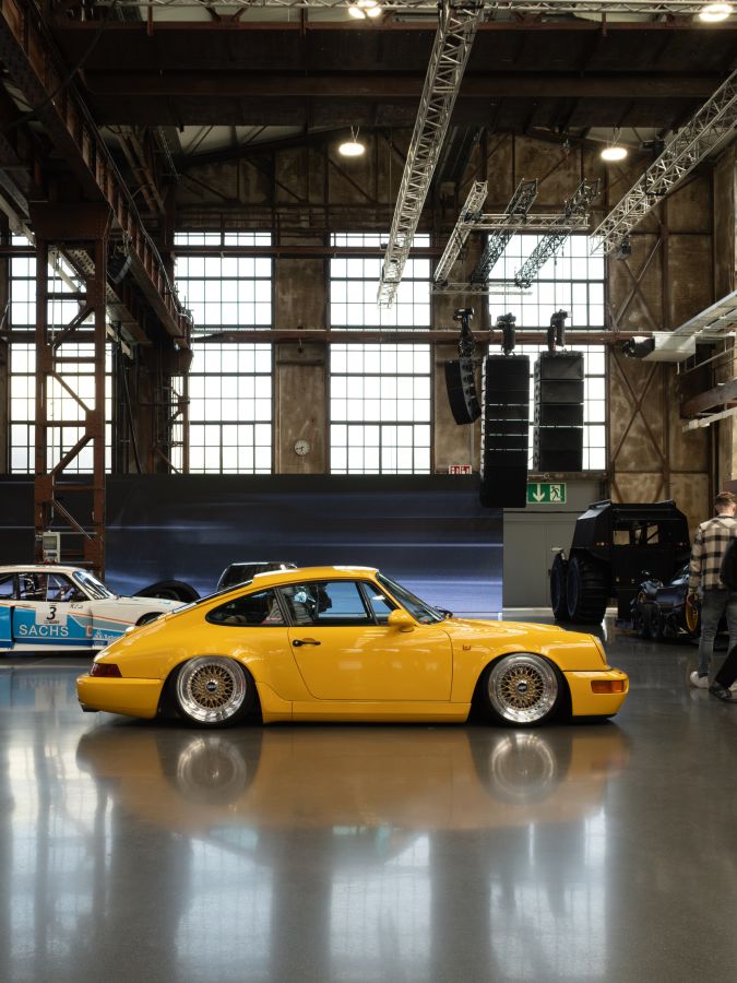 Gele Porsche op de beursvloer van Ultrace in Düsseldorf