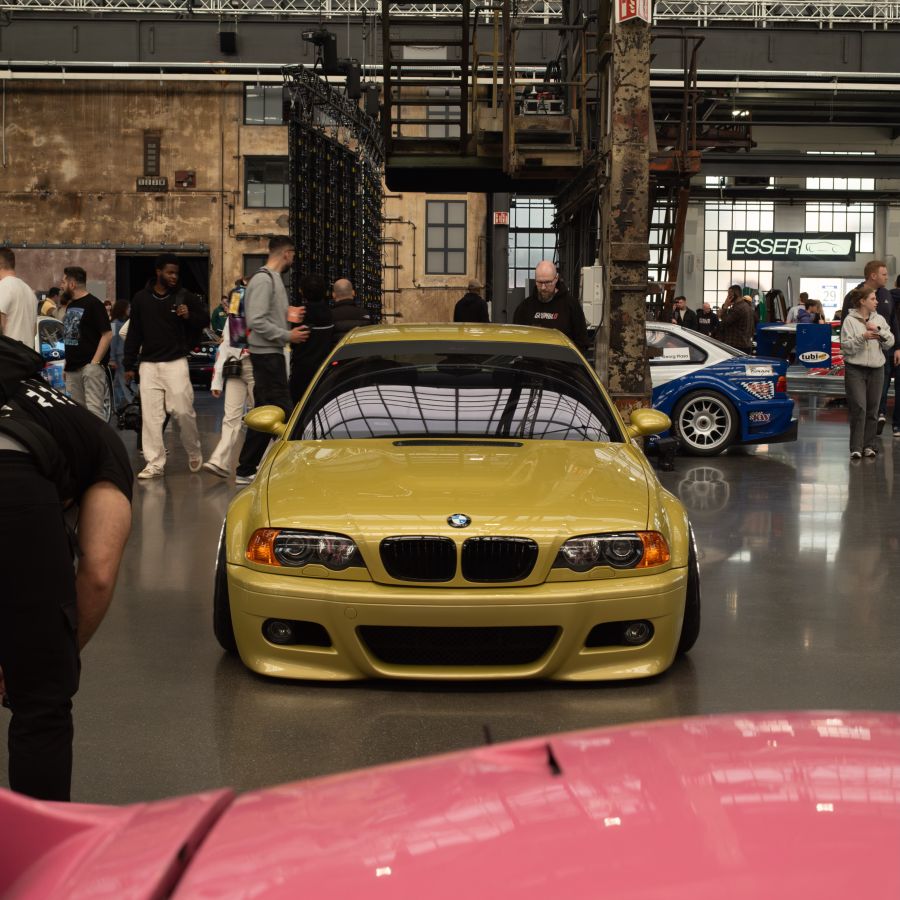 Gele BMW M3 van voren