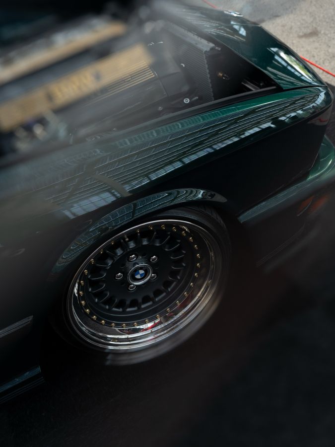 BBS-velg van een BMW E28 op luchtvering