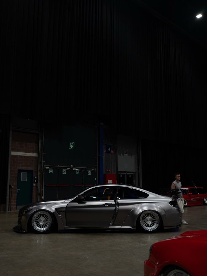 Zilveren BMW M4 van opzij