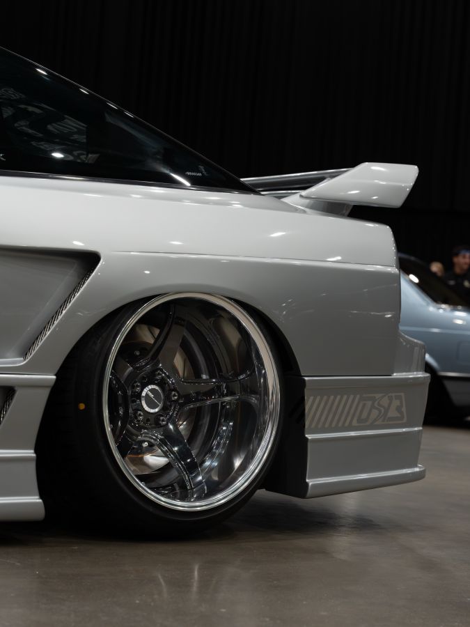 Zilveren Nissan 200SX met diepe velgen