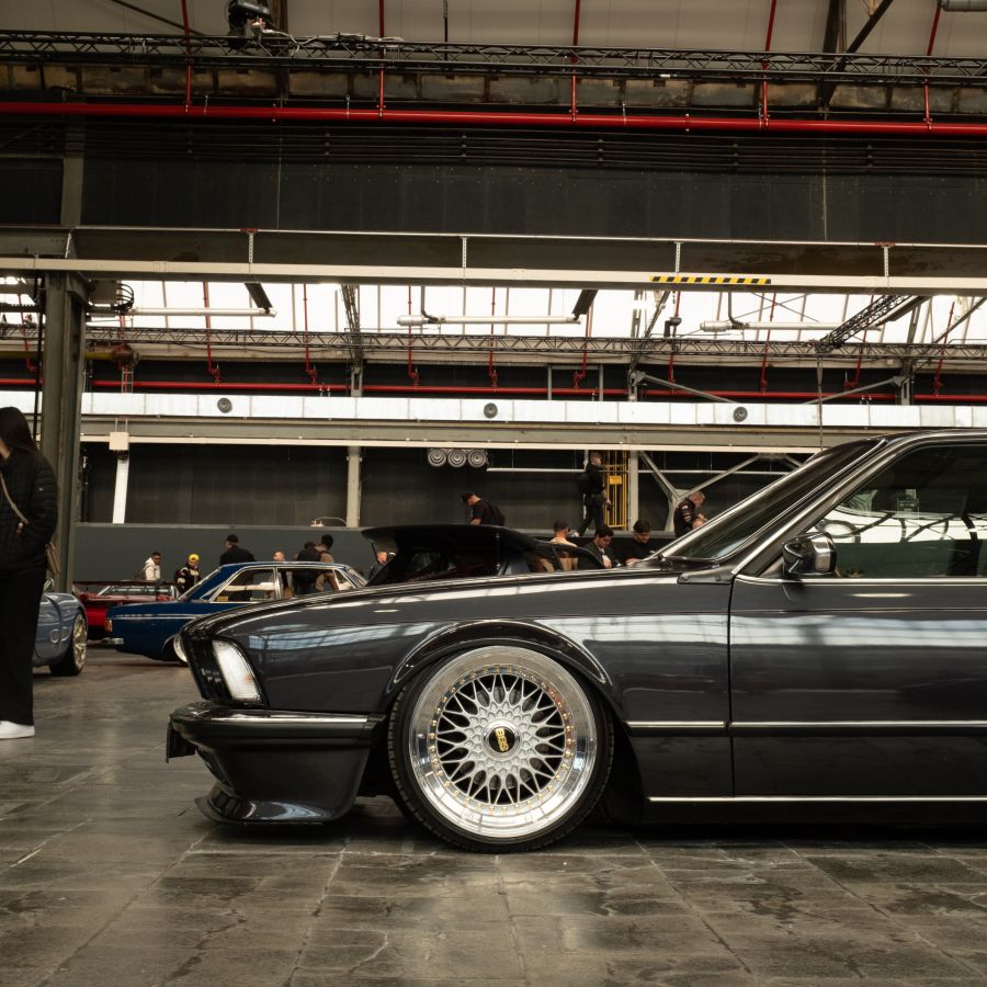 Verlaagde BMW 628i op luchtvering in een hal