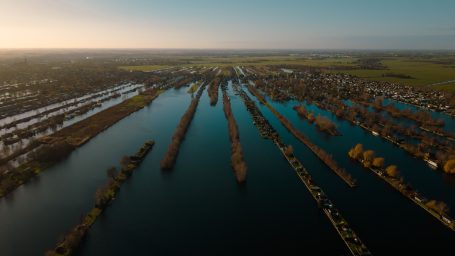 een foto genomen door een drone van de vinkeveense plassen met een mooie zon gloed